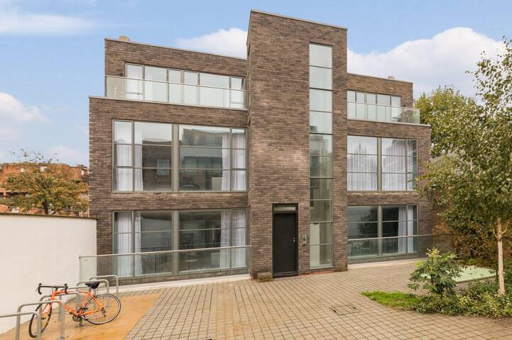 Beautifully designed 2 bed near Portobello Road gallery image 3