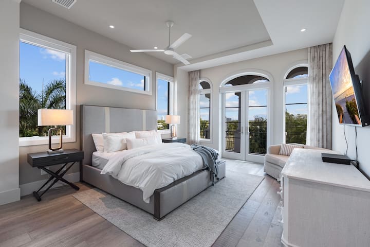 Wake up to sunshine and sweeping views in your private king guest suite complete with full ensuite bath and your own balcony retreat.