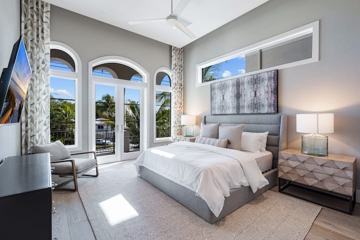 Wake up to sunshine and sweeping views in your private king guest suite complete with full ensuite bath and your own balcony retreat.