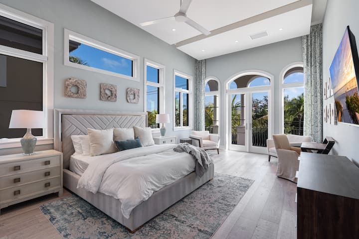 Wake up to sunshine and sweeping views in your private king guest suite complete with full ensuite bath and your own balcony retreat.