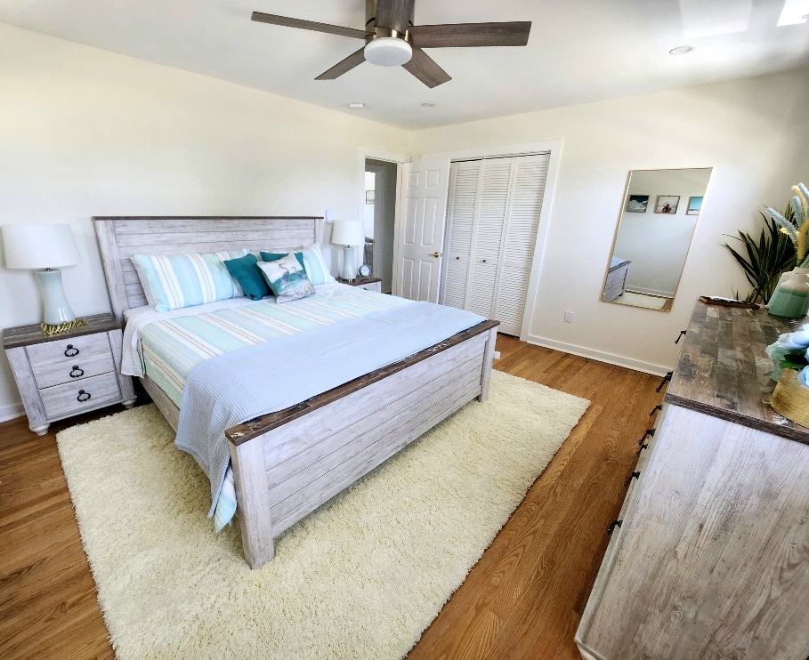 Large Bedroom 1 with King size Bed, Dresser, Smart TV, Ceiling Fan and Window Air  conditioner