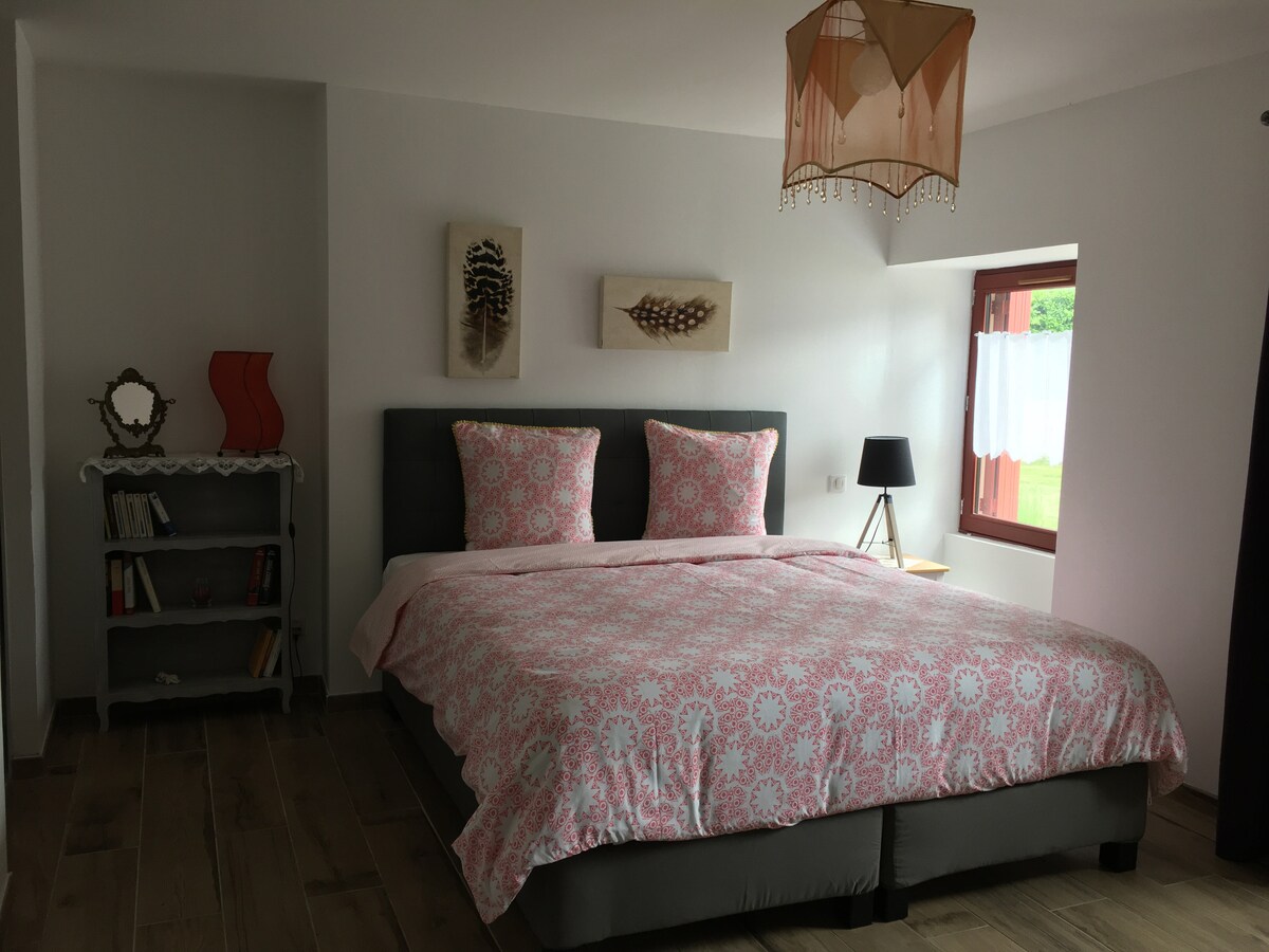 سرير الجناح الرئيسي 180 × 200، دش زجاجي، خزانة حوض ومرحاض