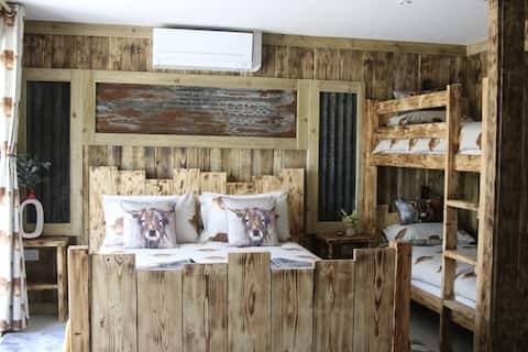 Family Room (1) at the Moo-Tel