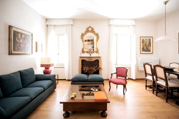 Classy spacious apartment close to St.Mark square