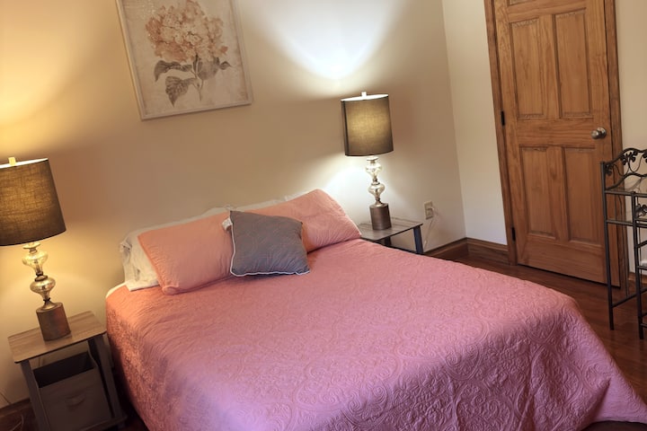 Plná posteľ, posteľná bielizeň, televízor so streamovaním, vešiaky, šatník