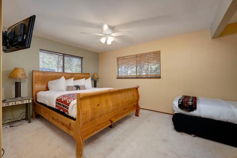 Treehaus | Hot Tub & Pool Table, Near Northstar!