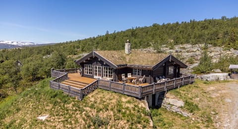 Large cabin with a fantastic view to Jotunheimen