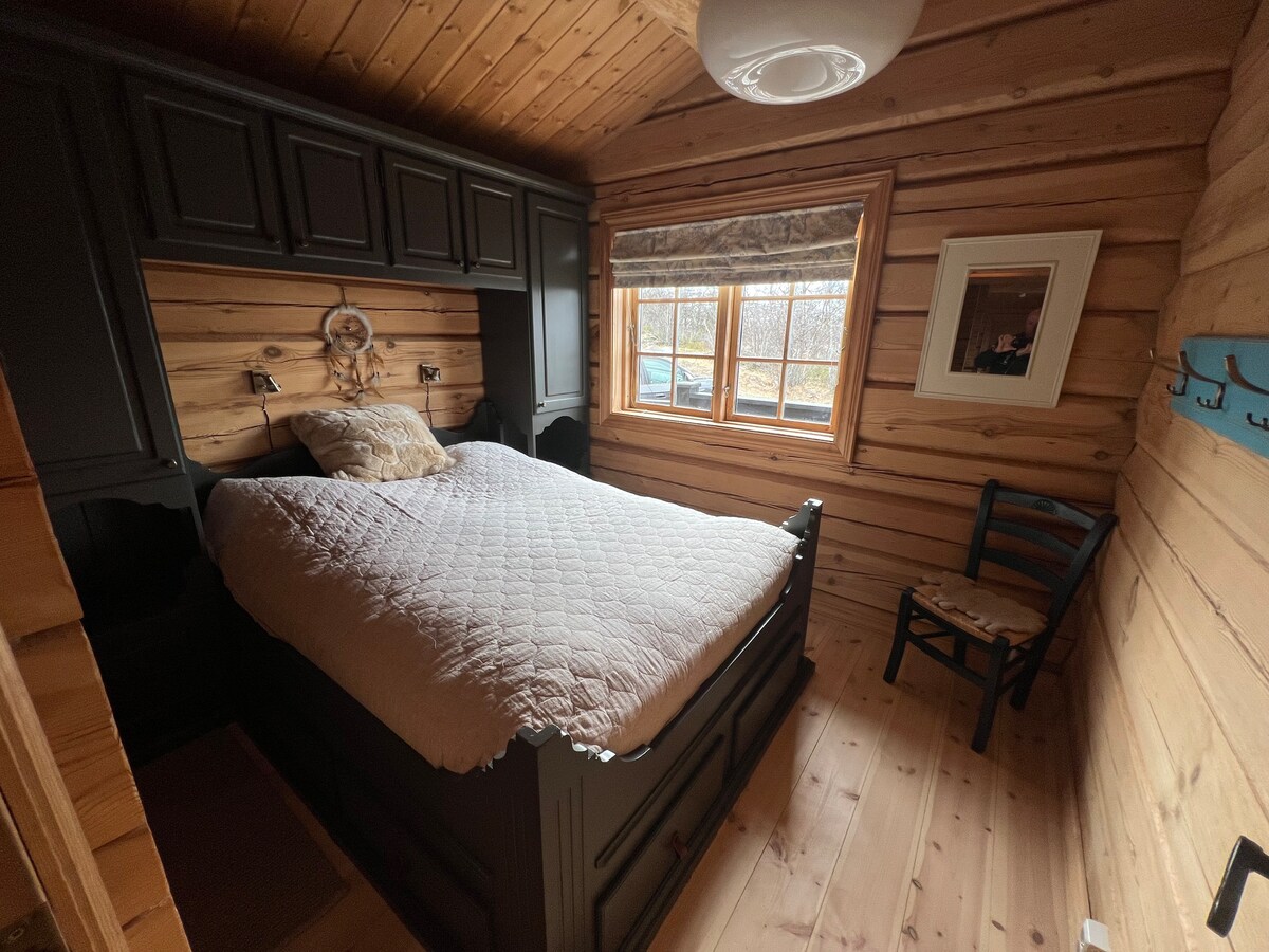 Spavaća soba 3 s radnim prostorom i radnim stolom u kutu. Radni stol također ima dodatni zaslon za računalo.  Krevet 150 cm 