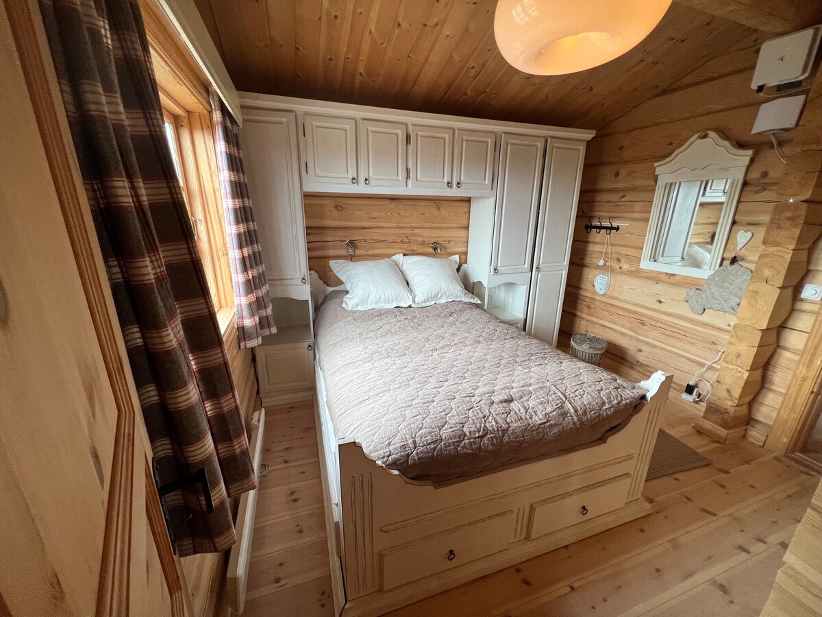 Spavaća soba 1 s vlastitom kupaonicom. Krevet 150 cm 