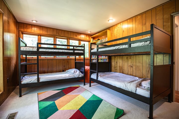 Chumba cha kulala cha nne kina vitanda viwili vya ghorofa. 