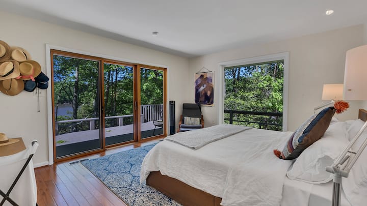 Amka na mandhari ya maji yanayokuzunguka katika kitanda hiki chenye ukubwa wa aina yake. Chumba hiki cha kulala cha msingi pia kina bafu kamili. 