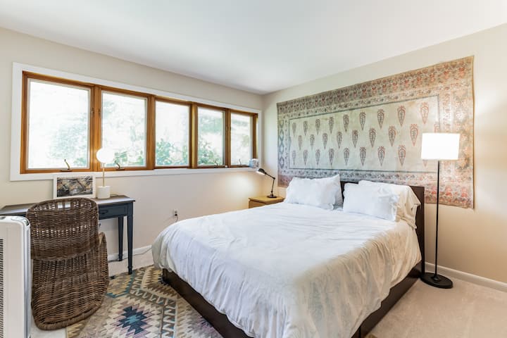 Chumba cha tatu cha kulala kilicho na kitanda kikubwa chenye mandhari nzuri. 