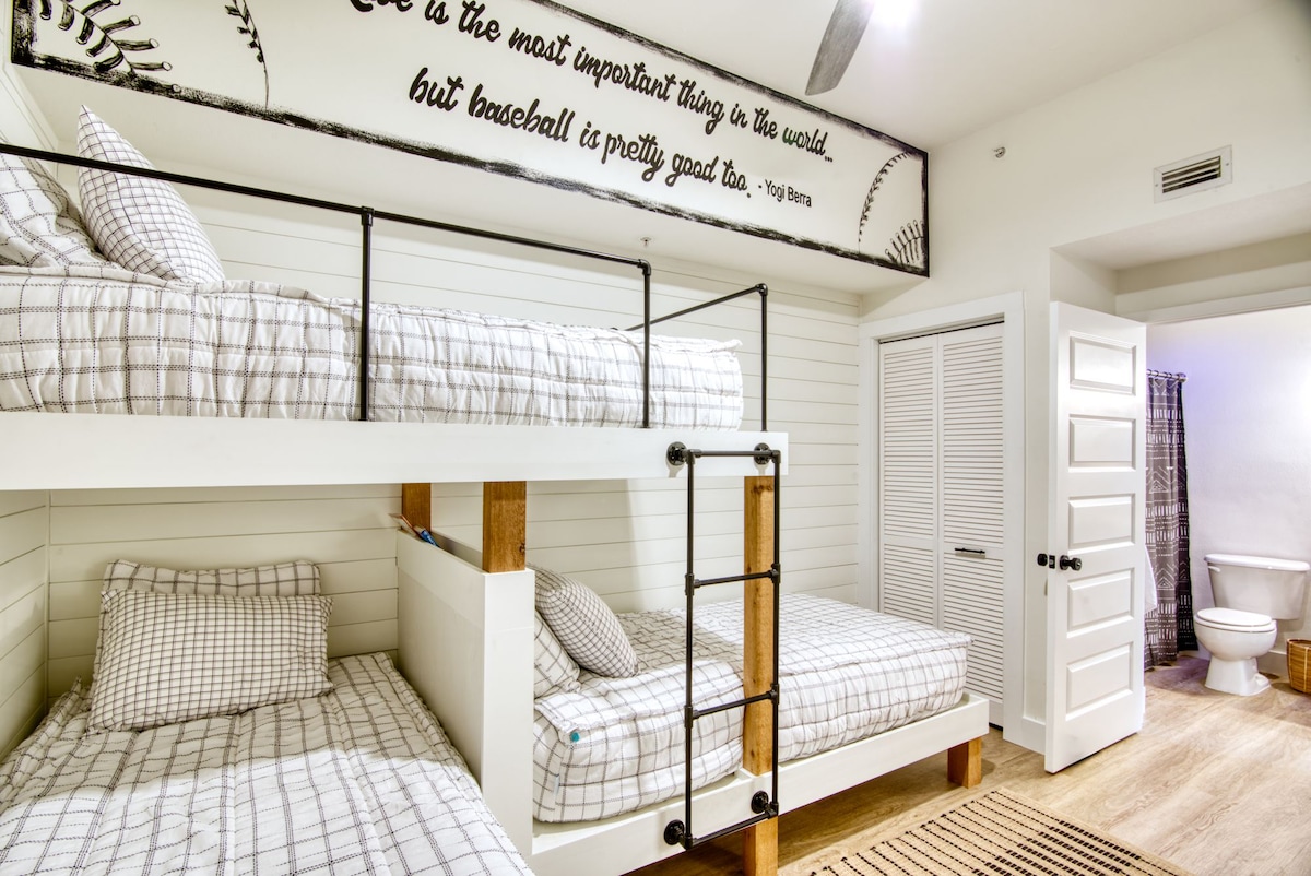 Dječja spavaća soba nudi 3 prilagođena kreveta s postajama za punjenje za svu elektroniku.  