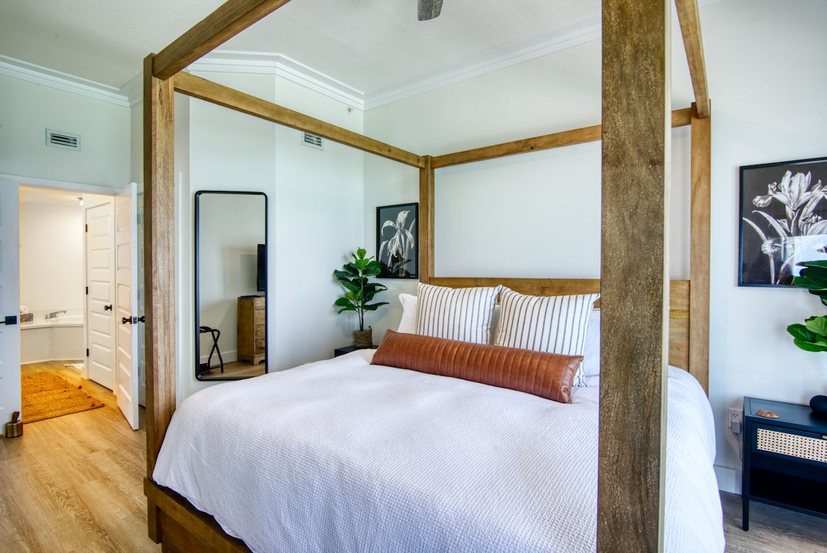 Primarna spavaća soba s bračnim krevetom i kupaonicom s najljepšom radnom pločom! Kad pomislimo na predah na obali, ovaj krevet s baldahinom mi pada na pamet i bio je obavezan! 