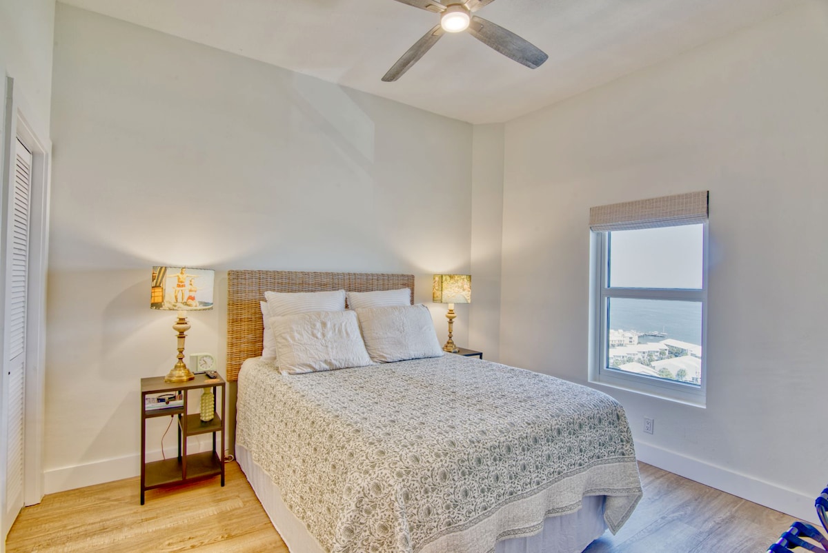 Ova retro, udobna spavaća soba ima zadivljujući pogled na zvuk i vodotoranj Navarre.