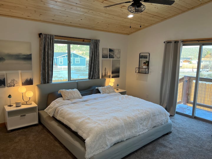 Dhomë gjumi kryesore me një krevat me temperaturë të lartë për rehati.