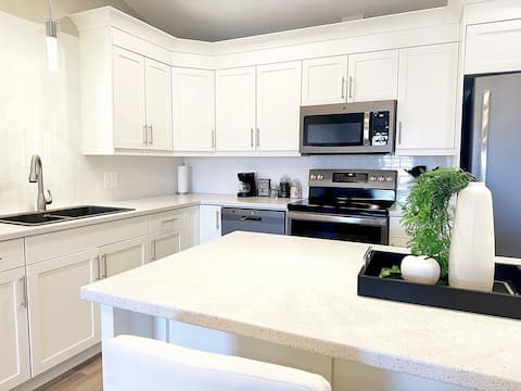 Krystle's Place on Putters - 2BR + Garage