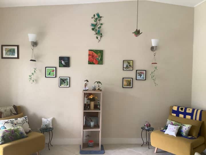 משפחת יונק הדבש/חדר מטבח 
שני כיסאות שחולפים בנוחות למיטות יחיד לאורחים אחרים במידת הצורך. כמו כן, 2 כיסאות נוחים בחדר התקרה הגבוה כדי לקרוא ולהירגע. זהו חדר המטבח / המשפחה.