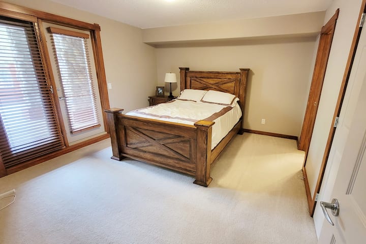 Glavna spavaća soba s bračnim krevetom, privatna kupaonica, masivni garderobni ormar i pristup terasi.