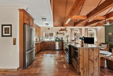 Reconnect in Luxury | Pine Cabin w/ Sauna +Hideout