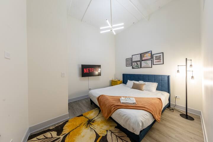 Spacious 5BR Luxury Suite | Near McCormick Place gallery image 4