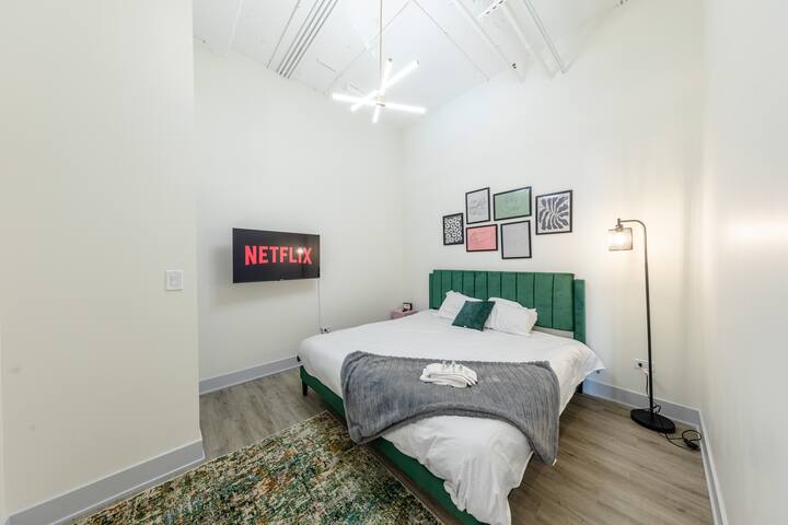 Spacious 5BR Luxury Suite | Near McCormick Place gallery image 5