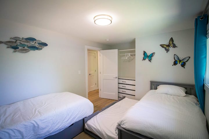 Dy krevate me madhësi dyshe dhe një tërheqje e tretë për të vegjlit.