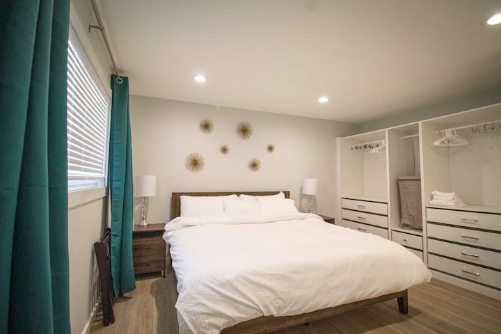 Dyshek me përmasa MBRETËRORE në dhomën e gjumit kryesore.