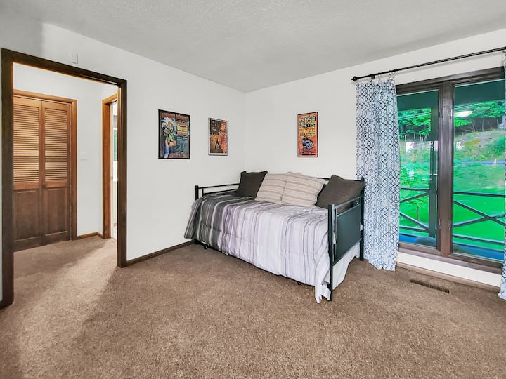 日光浴床，两张单人床，日光浴床下拉脚轮