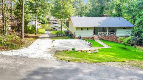 Lake Getaway Minutes from Town!