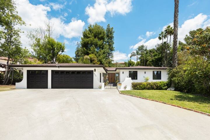 Luxury Pool Home in Glendale gallery image 2