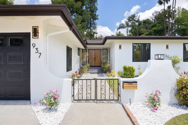 Luxury Pool Home in Glendale gallery image 3