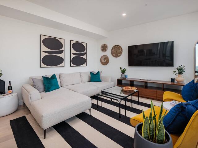 Stylish, Perfect Location Penthouse! AC & 3 BR! gallery image 2