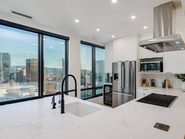 Stylish, Perfect Location Penthouse! AC & 3 BR! gallery image 3