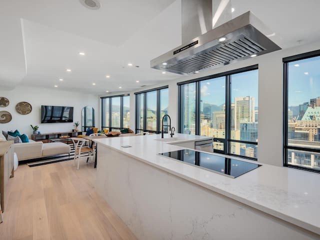 Stylish, Perfect Location Penthouse! AC & 3 BR!