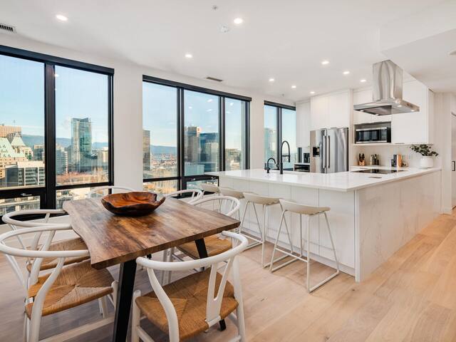 Stylish, Perfect Location Penthouse! AC & 3 BR! gallery image 4