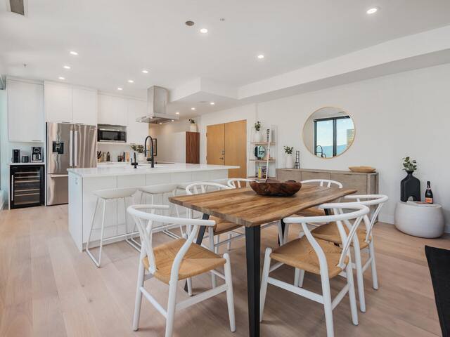 Stylish, Perfect Location Penthouse! AC & 3 BR! gallery image 5