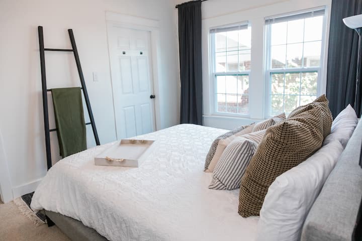 Chumba kikuu cha kulala chenye kitanda aina ya King na bafu