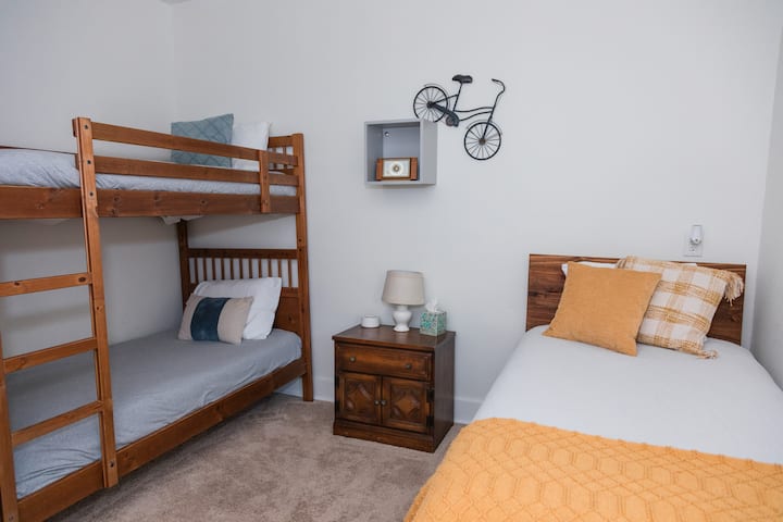 Chumba cha 2 cha kulala kilicho na kitanda pacha cha ghorofa moja na cha ghorofa mbili