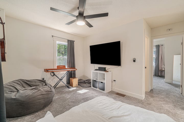 The Songbird House!Sleeps14! Pets Allowed!