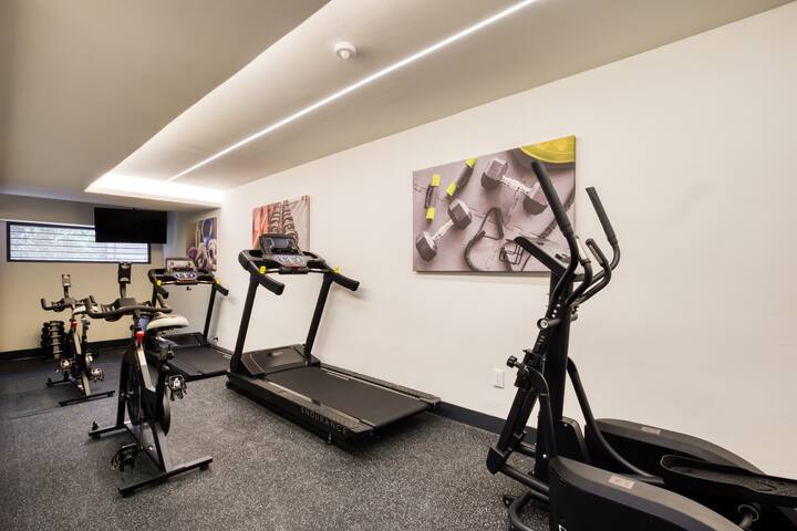 Upscale Location | Mod Apt w/Balc | Gym & Rooftop gallery image 3