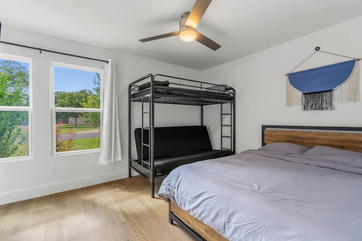 Dormitorio con cama tamaño queen y literas (completas y individuales)