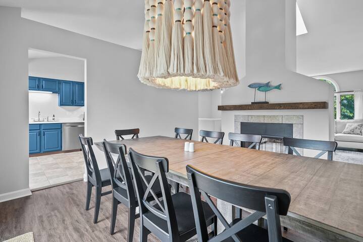 Modern Home w/ Pool & Game Room | Mins to Newport gallery image 5