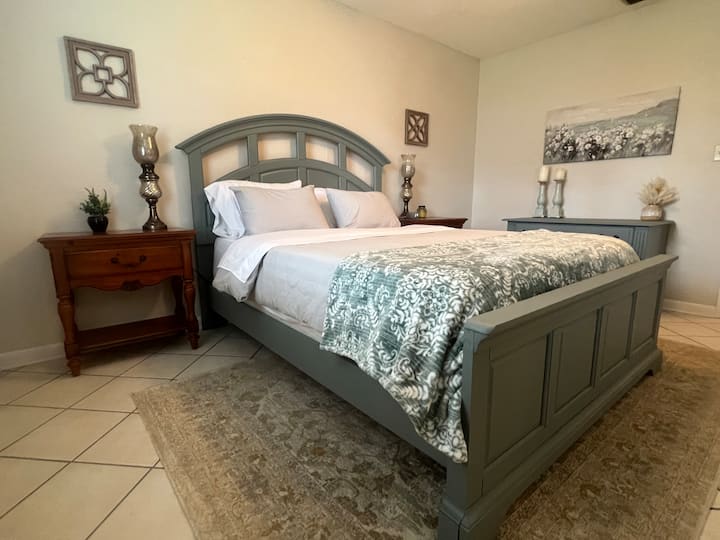 Druhá spálňa s alternatívnou prikrývkou a útulnou výzdobou. Menšia televízia sa nachádza v spálni
