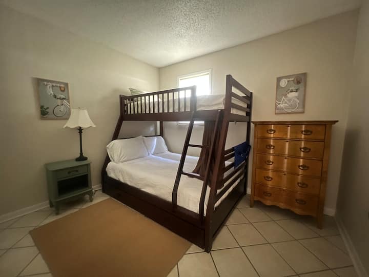 Tretia spálňa s oddelenými posteľami a poschodovou posteľou