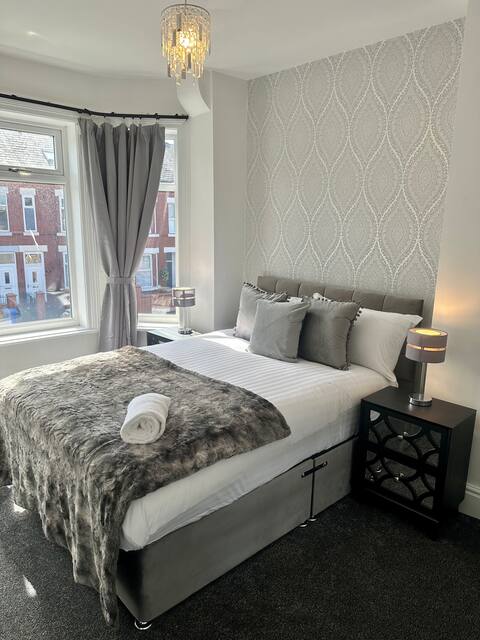 Large five bedroom home with parking, sleeps 11