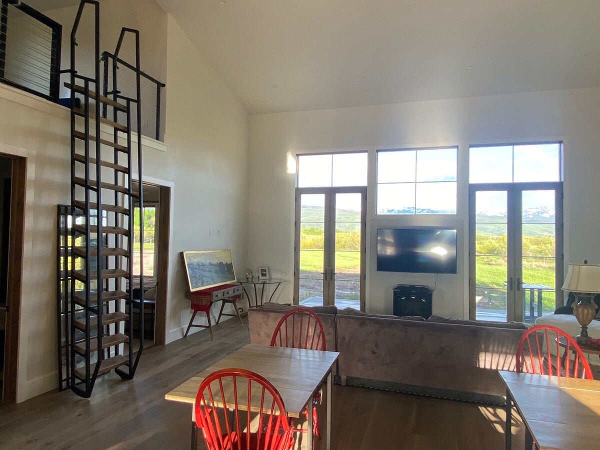 غرفة معيشة مع إمكانية الوصول إلى سلم إلى شقة علوية واحدة: تحتوي الشقق العلوية على أسرّة ومكاتب فردية