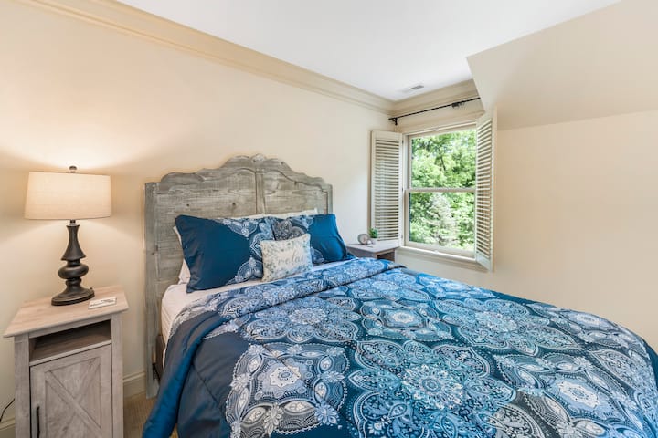 Na katu spavaća soba 1 bračni krevet (160x200)  Roletne na prozorima u spavaćoj sobi u potpunosti se zatvaraju kako bi se po želji smanjilo.