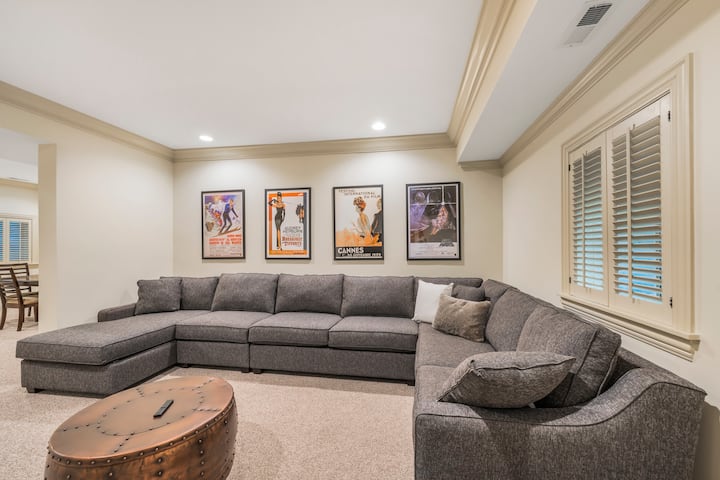 Kino dvorana niže razine s prilagođenim odjeljkom pruža dovoljno mjesta za sjedenje.  Svi prostori na nižoj razini imaju velike izlaske prozore.