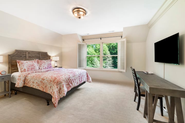 Na katu spavaće sobe 2 nalazi se bračni krevet, radni stol i TV ravnog ekrana od 42 inča